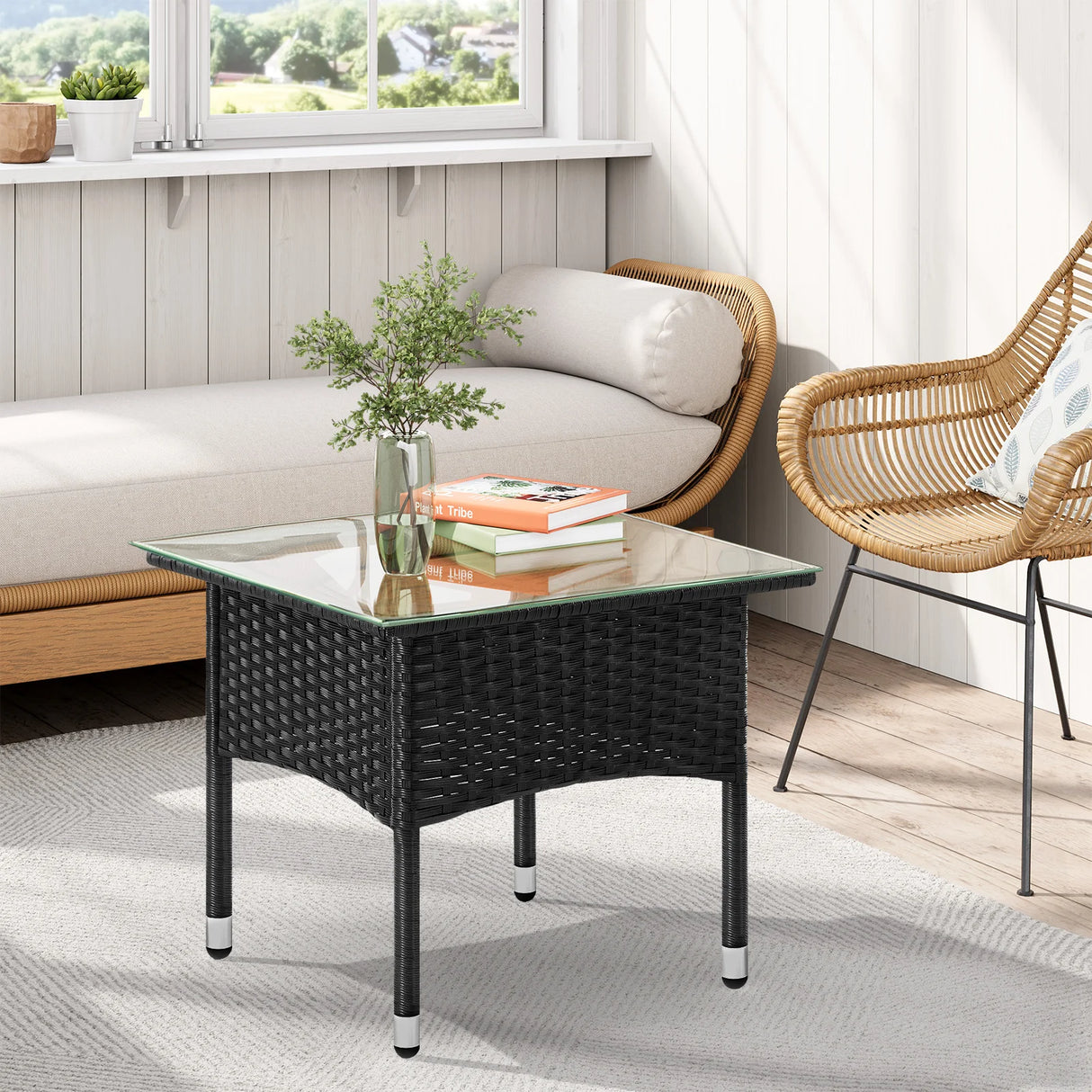Luxe polyrattan bijzettafel van BukkitBow met hardglazen blad, weerbestendig en geschikt voor buitengebruik.
