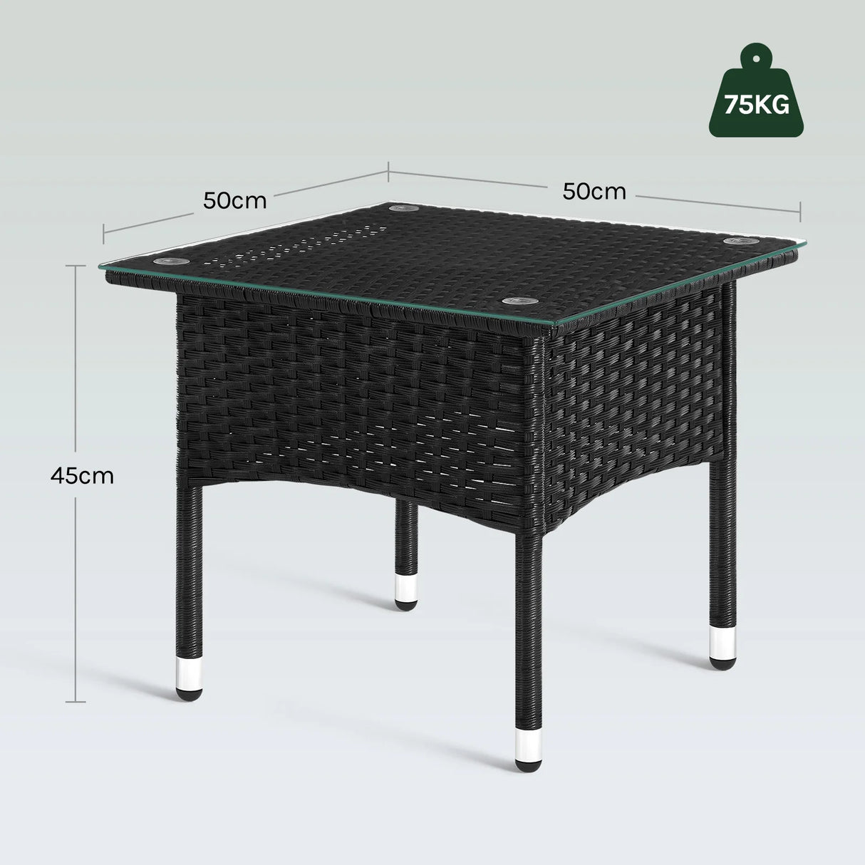 Luxe polyrattan bijzettafel van BukkitBow met gehard glazen blad, weerbestendig voor buitengebruik.