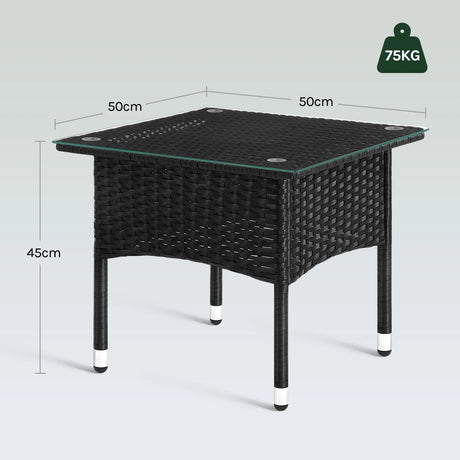 Luxe polyrattan bijzettafel van BukkitBow met gehard glazen blad, weerbestendig voor buitengebruik.