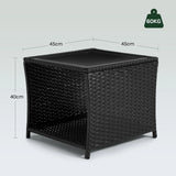 Luxe polyrattan bijzettafel van BukkitBow met glazen blad en opbergvak, geschikt voor buitengebruik.