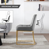 Twee luxe velvet eetkamerstoelen van BukkitBow met gouden frame, elegante design en comfortabele zitting in een modern interieur.