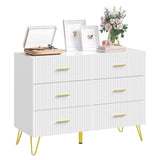 Luxe witte BukkitBow commode met zes laden en gouden details, modern meubel voor slaapkamer of woonkamer.