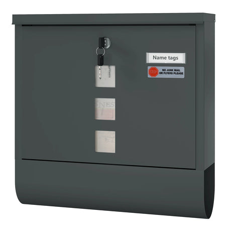 Grijze BukkitBow metalen brievenbus voor wandmontage met slot, naamplaat en weerbestendige constructie voor buiten en thuis.