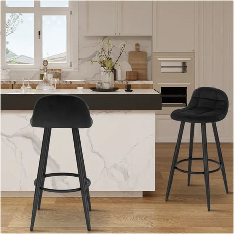 Set van 2 moderne barkrukken van BukkitBow met fluwelen zitting, metalen frame, lage rugleuning en voetsteun voor comfortabele zit.