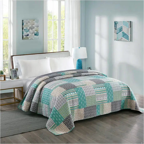 Moderne omkeerbare grijze bedsprei van BukkitBow met patchwork patroon, diverse maten, perfect voor stijlvolle slaapkamer decoratie.