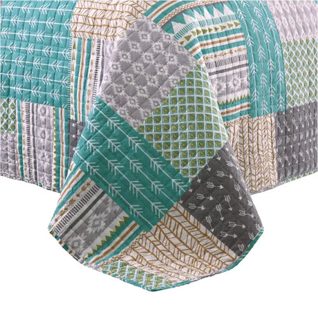 Moderne BukkitBow bedsprei met omkeerbaar grijs en patchwork patroon, verschillende maten, zacht en stijlvol voor slaapkamer decor.