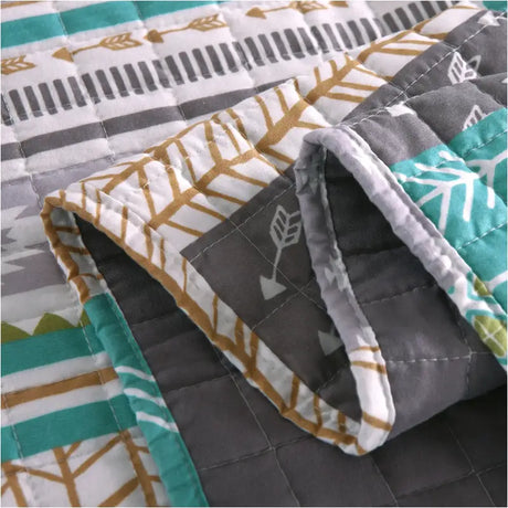Moderne BukkitBow bedsprei met omkeerbaar grijs en patchwork patroon, afgebeeld in verschillende maten, comfortabel en stijlvol.