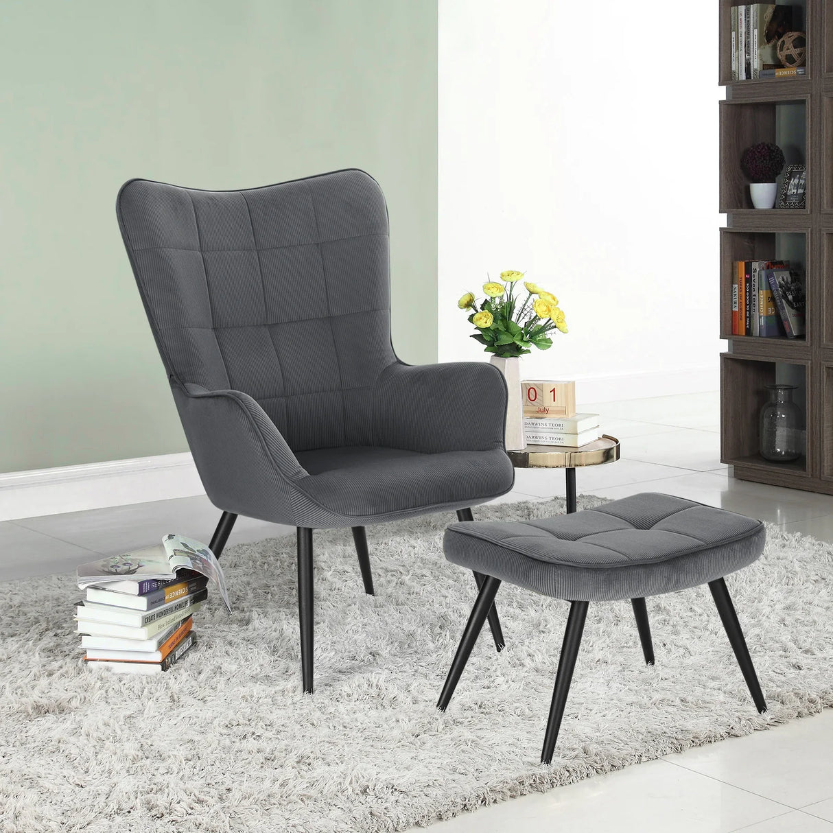 Moderne BukkitBow corduroy fauteuil met voetenbank, retro design en comfortabele zit, in een stijlvolle woonruimte.