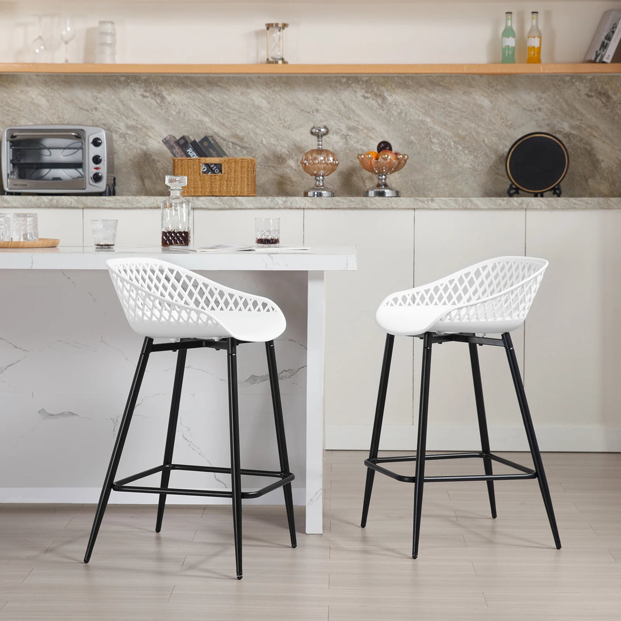 Set van 2 BukkitBow moderne kunststof barkrukken met open rugleuning, zwart en gestoffeerd zitting, geschikt voor eetkamer of bar.