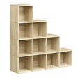 Trapvormige boekenkast in licht eikenlook met tien lege vakken, schuin van voren bekeken.
