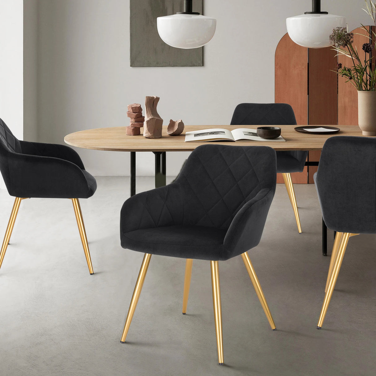 Velvet eetkamerstoel van BukkitBow met armleuningen en metalen poten, modern en comfortabel voor je eetkamer.