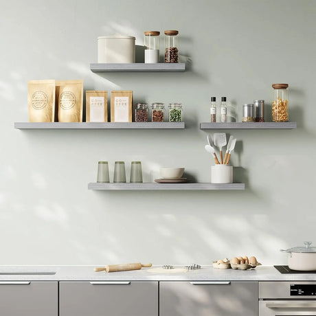 Moderne zwevende wandplank van BukkitBow met houtlook en verborgen bevestiging, ideaal voor stijlvolle interieurdecoratie.