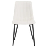 Set van 4 BukkitBow eetkamerstoelen met fluwelen of lederen zitting, metalen poten en ergonomisch Scandinavisch ontwerp.
