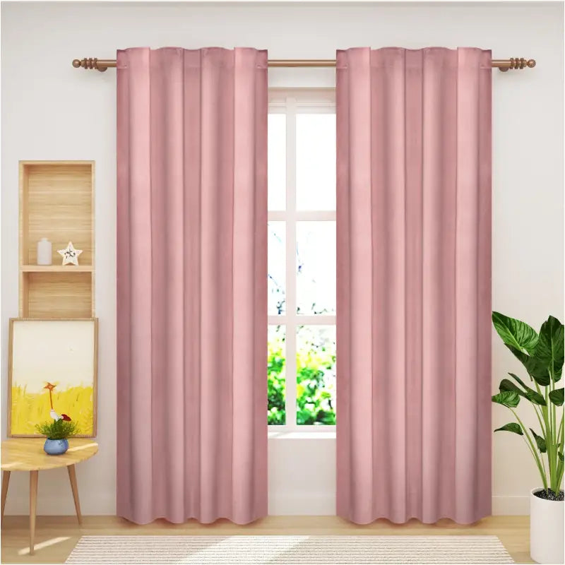 BukkitBow verduisteringsgordijnen van polyester velours, 300g/m², in verschillende maten en kleuren, hangend aan een raam.