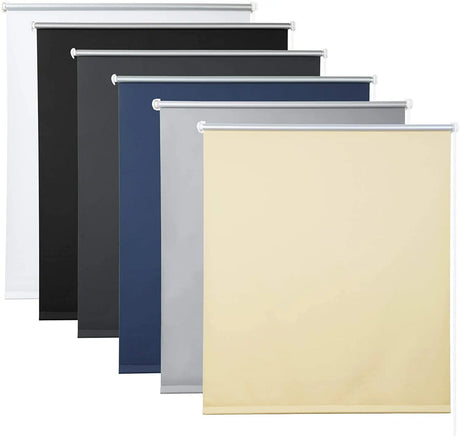 BukkitBow verduisterend thermorolgordijn zonder boren, zonwerend en isolerend, hangend voor een raam in een moderne woonkamer.