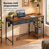 bureau met stopcontact in gebruik in een passende praktijksituatie