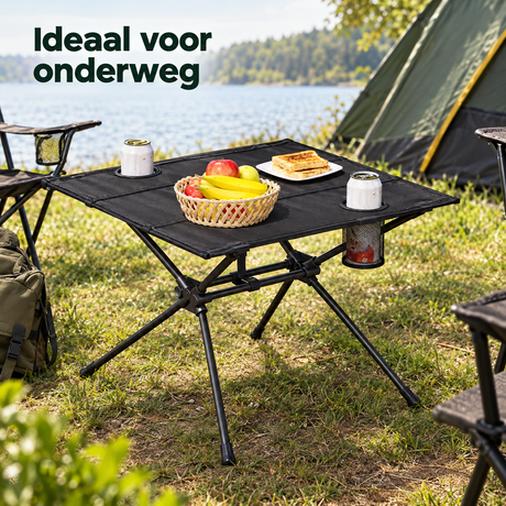 campingtafel met bekerhouders in gebruik in een passende praktijksituatie