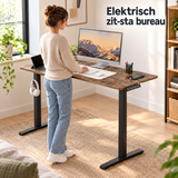 elektrisch zit-sta bureau in gebruik in een passende praktijksituatie