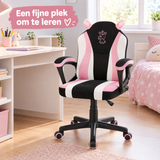 Kinderbureaustoel van BukkitBow met mesh en verstelbare zithoogte, roze of blauw, geschikt voor kinderen, in gebruik.