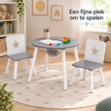 kindertafel met 2 stoelen in gebruik in een passende praktijksituatie