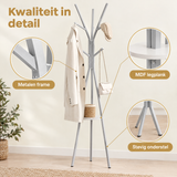 Detail van materiaal en afwerking van staande kapstok met plank
