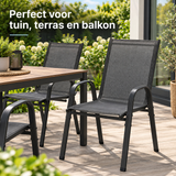 stapelbare tuinstoelen in gebruik in een passende praktijksituatie