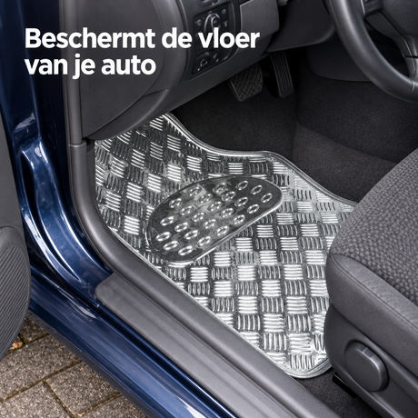 Set van 4 universele automatten van PVC met aluminiumlook en antislip voor auto's, geschikt voor diverse voertuigmodellen.