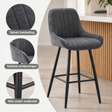 Detail van materiaal en afwerking van velvet barkrukken