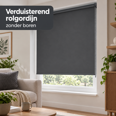 Antraciet verduisterend rolgordijn zonder boren van BukkitBow, 160 cm hoog, geschikt voor verschillende breedtes, in woonkamer gebruikt.