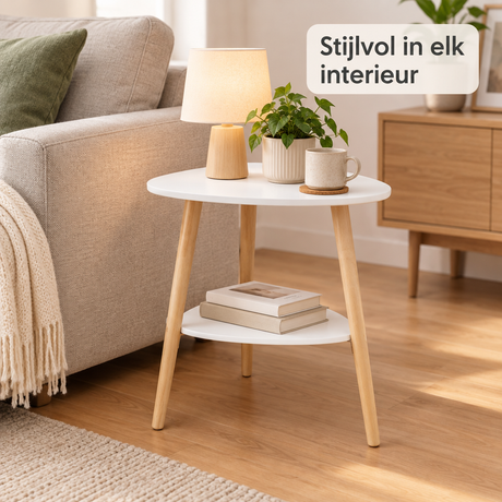 Witte bijzettafel van BukkitBow met twee bladen en houten poten, hoogte 55 cm, in een woonkamer setting