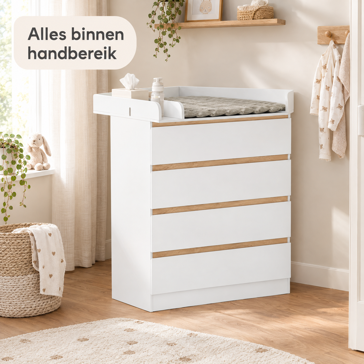 Witte commode van BukkitBow met vier laden en afneembaar verschoonopzetstuk, geschikt voor slaapkamer of kinderkamer.