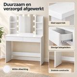 Detail van materiaal en afwerking van witte kaptafel met verlichting