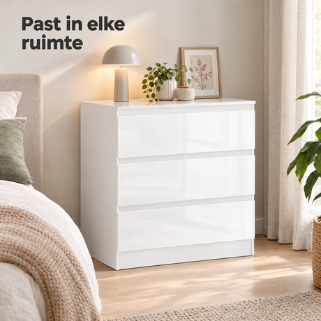 Witte ladekast met 3 lades en hoogglans fronten, 80 cm breed, geschikt voor woonkamer of slaapkamer.